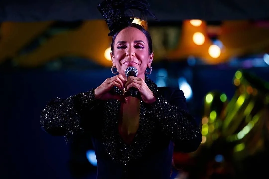 Ivete Sangalo comete gafe e pergunta por Leo Dias ao vivo