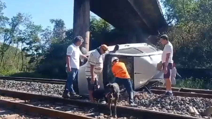 VÍDEO | Carro despenca de viaduto, cai em trilho de trem e deixa dois feridos no ES