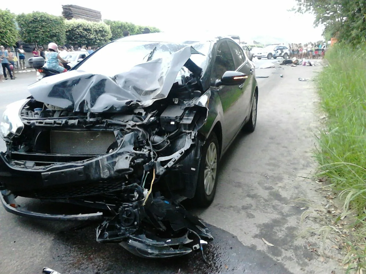 Mulher morre após colisão entre carro e motos em Guarapari