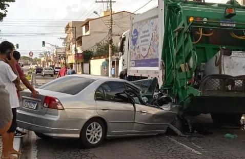 Carro de passeio colide com um caminhão de lixo na Serra