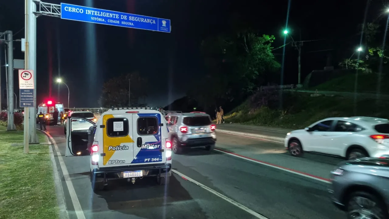 Acidente entre carro e moto deixa trânsito lento na Ponte de Camburi