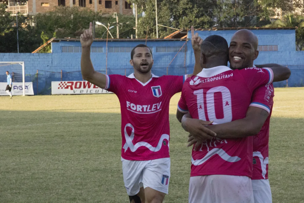 Jogo com camisa rosa