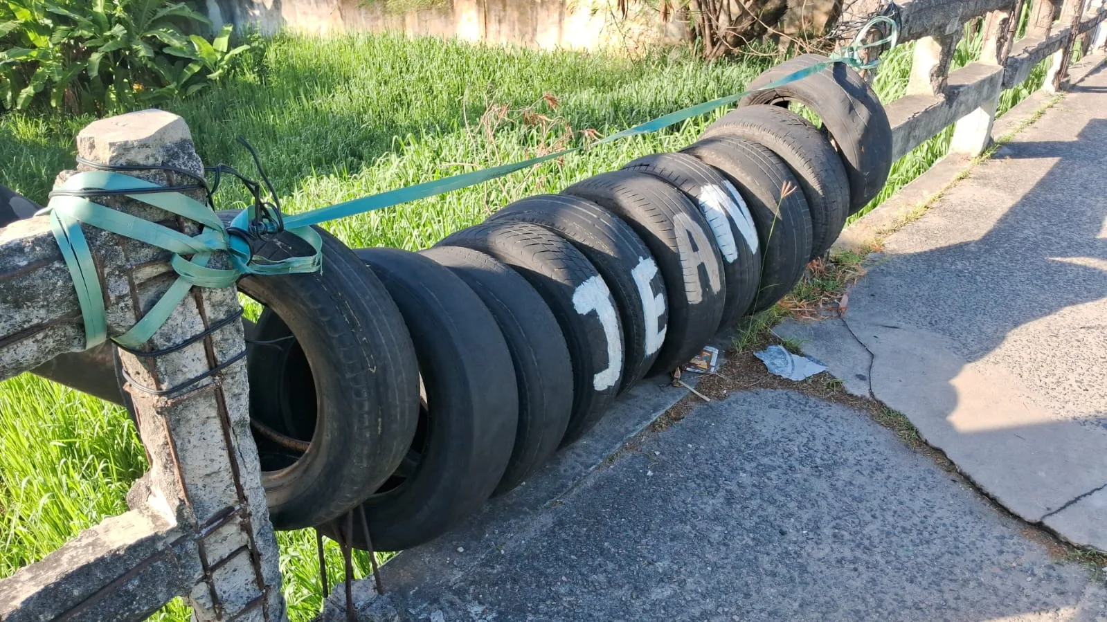 Moradores tentam consertar viaduto até com guarda-corpo de pneus