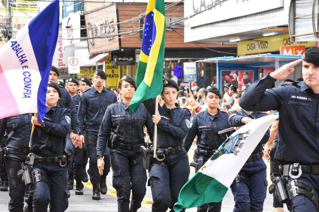 Desfile cívico-militar reúne centenas de pessoas na Expedito Garcia