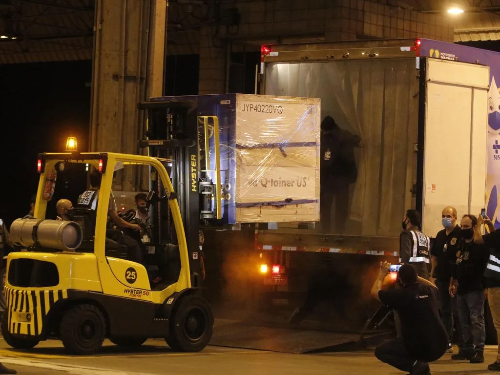 Chegada do primeiro lote do ingrediente farmacêutico ativo (IFA) para a produção das vacinas Oxford/AstraZeneca na Fundação Oswaldo Cruz (Fiocruz) no Aeroporto Internacional do Rio de Janeiro.