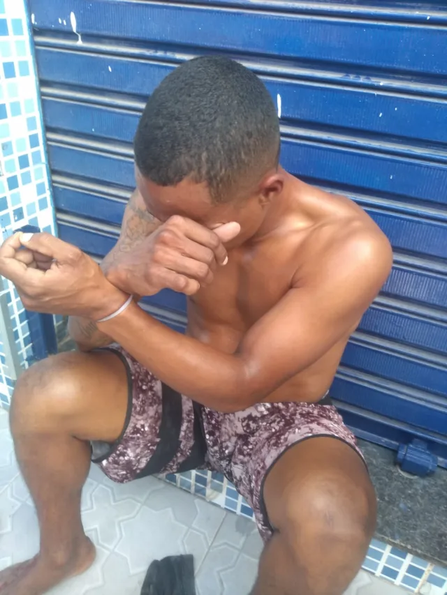 Jovem é amarrado por moradores após assaltar comerciante em Vila Velha