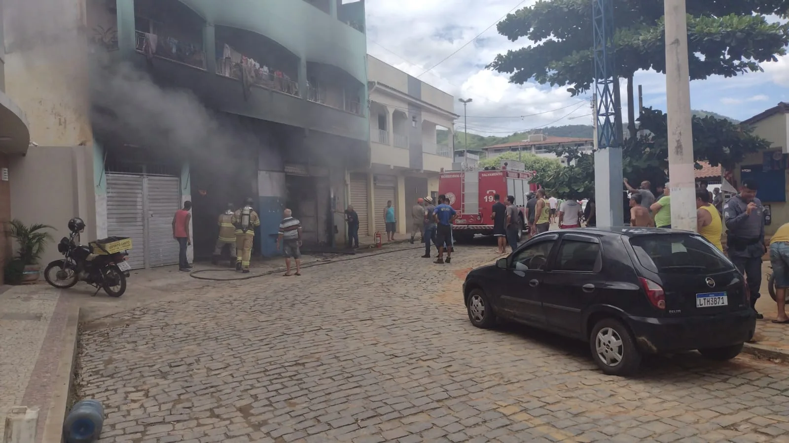 VÍDEO | Vazamento de combustível em carro provoca incêndio em oficina no Sul do ES