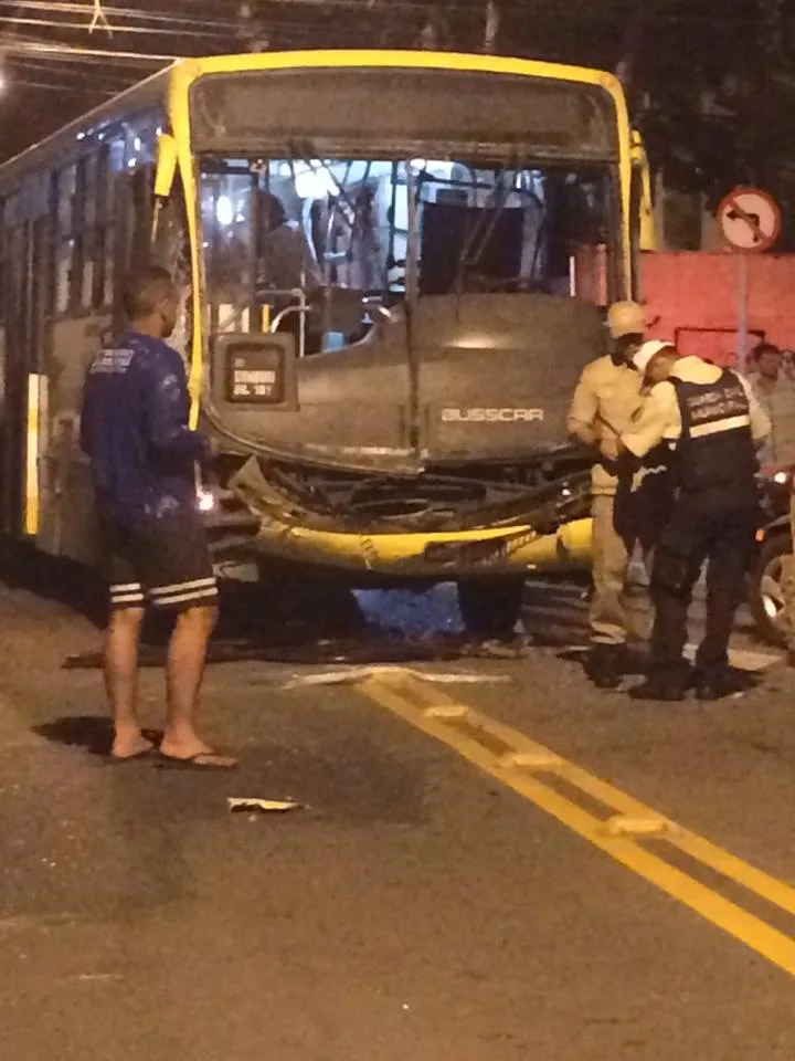 Mulher fica presa às ferragens após carro bater em ônibus em Jardim Camburi