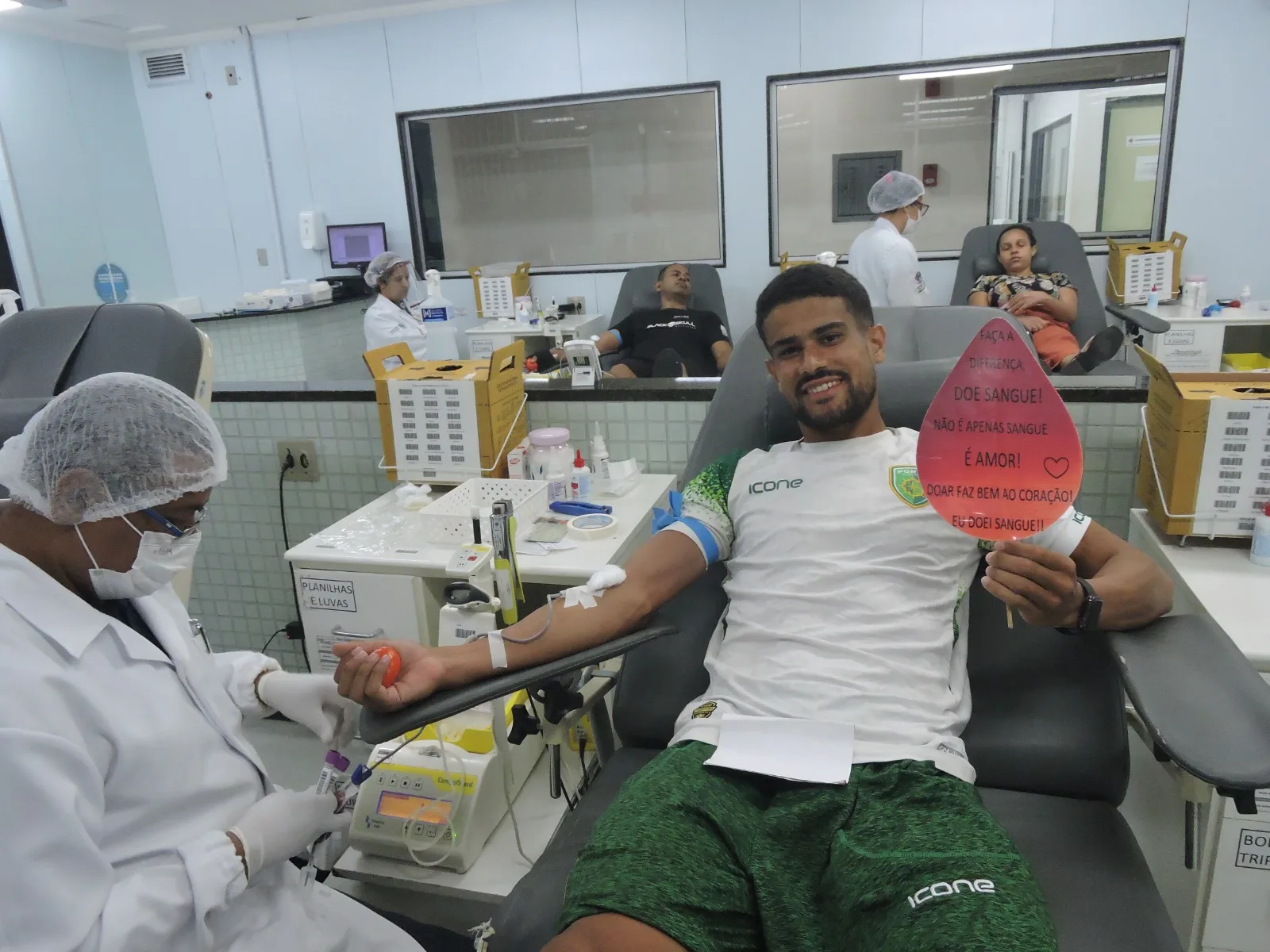 Atletas do Porto Vitória participam de ação no Dia Mundial do Doador de Sangue