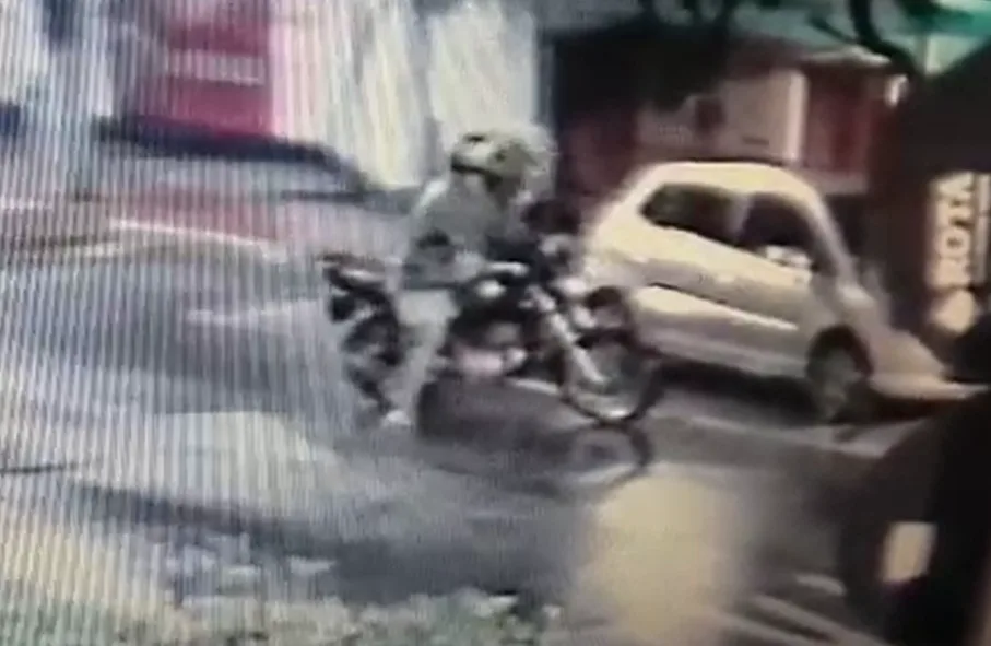 Porteiro tem moto furtada em frente ao prédio onde trabalha na Praia do Canto, em Vitória