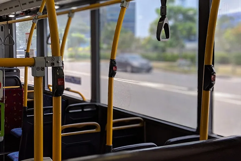 Passageiro corre atrás de bandido após ser assaltado em ônibus do Transcol