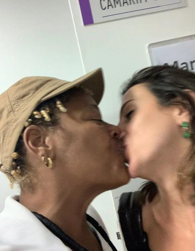 Mart'nália assume affair e aparece beijando namorada: "Taradinha"