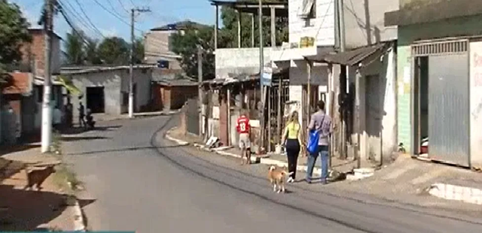 Criminosos fazem arrastão em ponto de ônibus após assaltarem mercearia em Cariacica