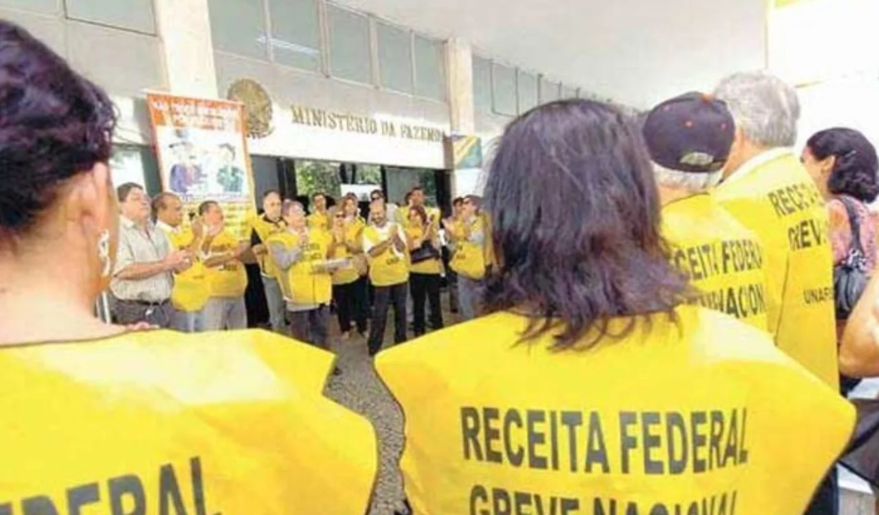 Auditores da Receita não vão liberar cargas no complexo portuário do ES