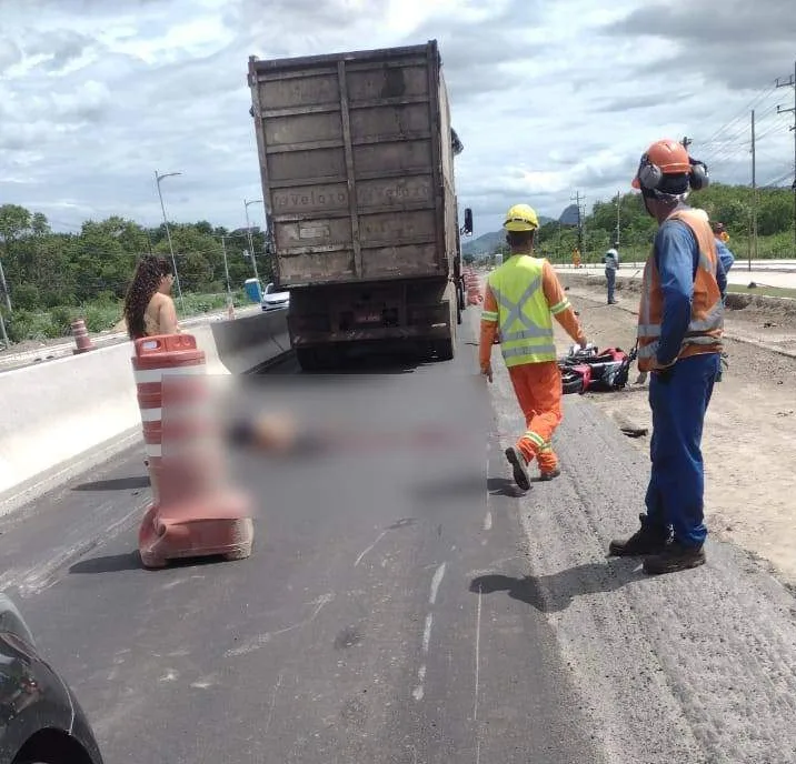 Homem morre após atingir traseira de caminhão em Vitória