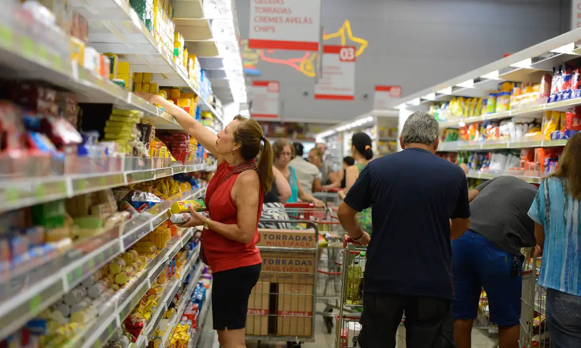 Atacarejos são ajudados pela inflação alimentar, mas competição barra crescimento