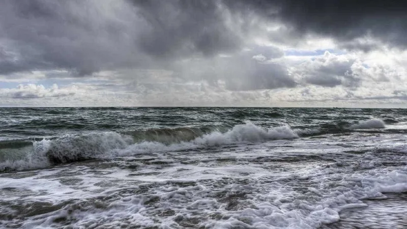 Mar agitado! Marinha emite aviso para ondas de até 3,5 metros no ES