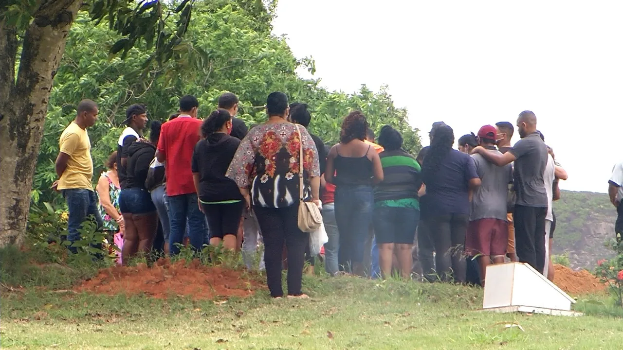 Caminhoneiro que morreu em acidente envolvendo carro de luxo é enterrado em Vitória