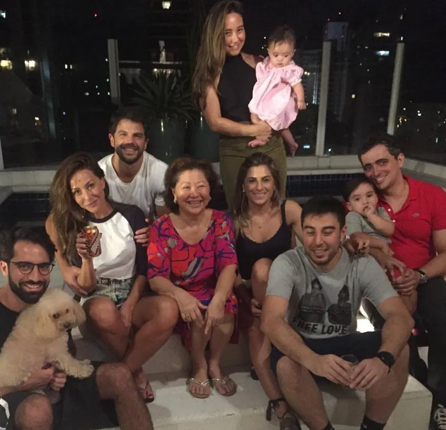 O amor está no ar! Sabrina Sato e Duda Nagle posam para foto em família