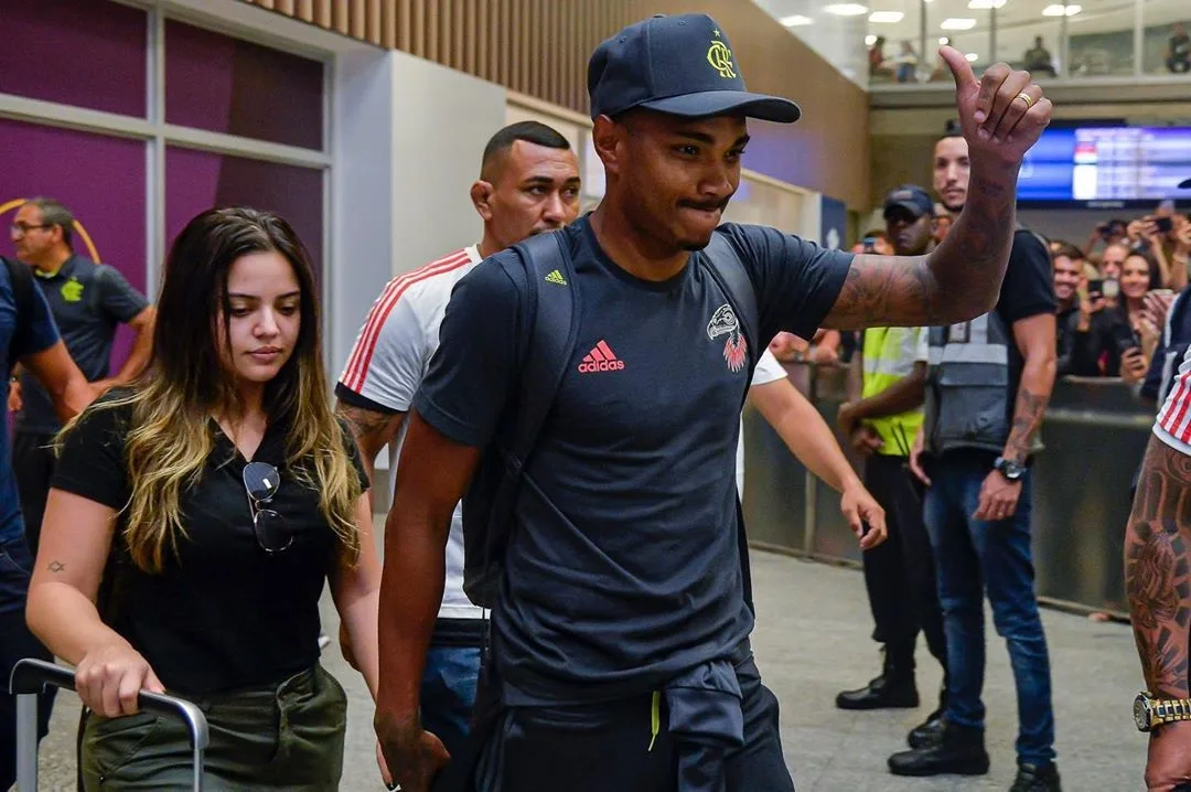 Sem festa, jogadores do Flamengo desembarcam no Rio de Janeiro