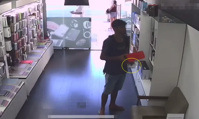 VÍDEO | Homem se passa por cliente em Vitória e furta loja de eletrônicos