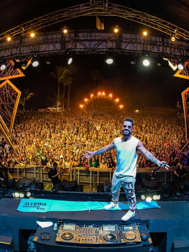 Ex-BBB invade palco de Dennis DJ em Guarapari e ele declara: "Te amo"