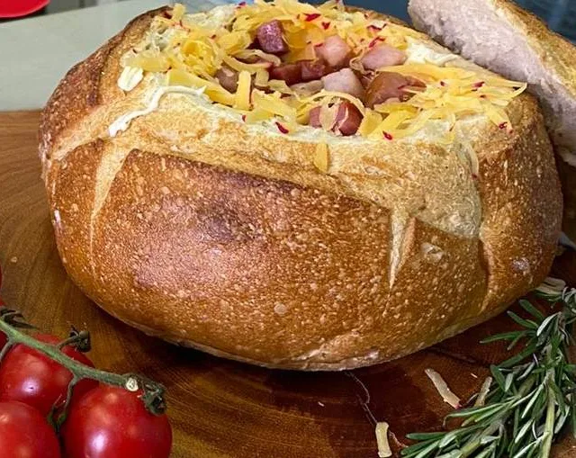 Aprenda a fazer pão caseiro cremoso recheado com queijo e requeijão