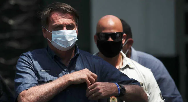 Bolsonaro questiona urna eletrônica e ironiza 'voto por smartphone'