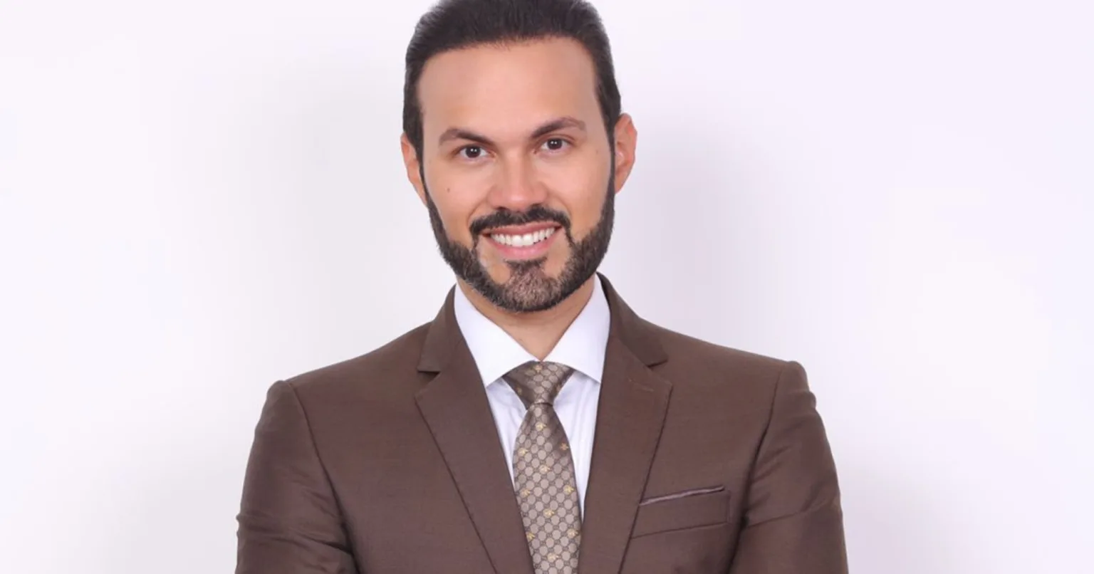 Yoga ajuda a tratar doença exposta por famosas, diz médico André Vinícius
