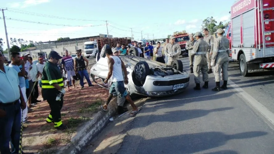 Motorista tenta fazer ultrapassagem e carro capota em Linhares