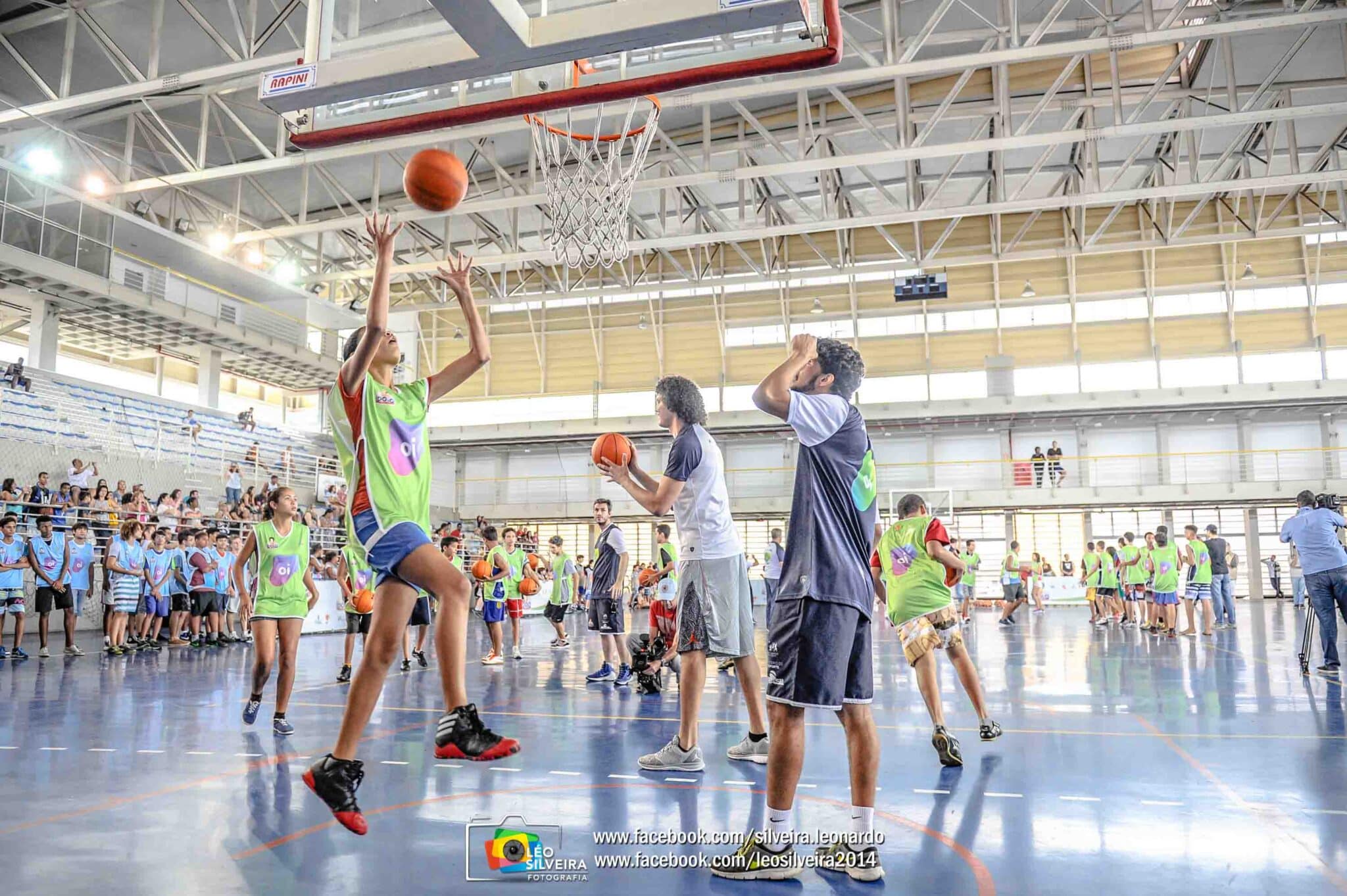 Anderson Varejão visita as crianças do seu projeto social voltado para o Basquete e Cidadania em Vitória/ES.