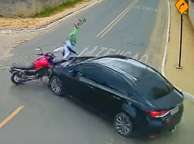 Motociclista bate em carro no cruzamento e quebra a perna em Jaguaré