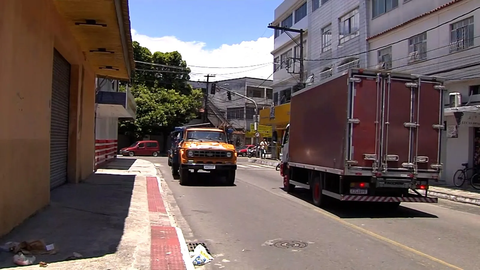 VÍDEO | Em assalto à loja, funcionárias são rendidas e trancadas em provador