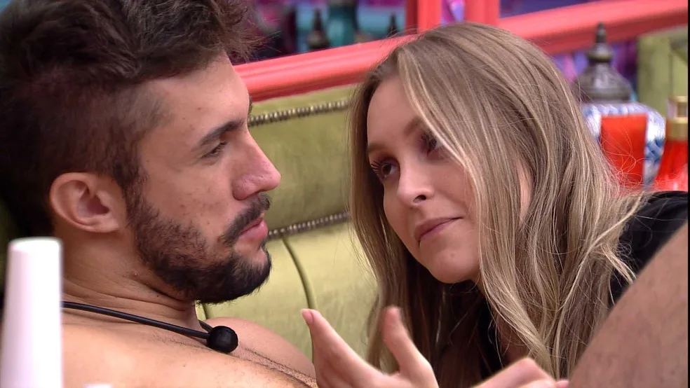 BBB 21: Carla Diaz admite que pedido de namoro ao capixaba Arthur faz parte de estratégia