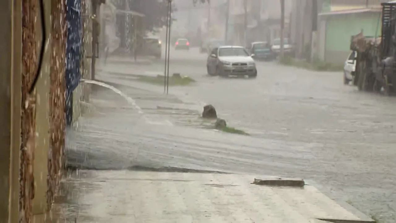 Chuva obriga mais de 60 pessoas a saírem de casa no Espírito Santo