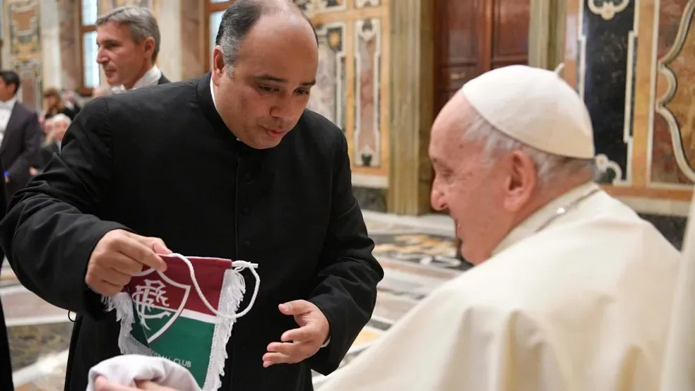 Papa Francisco recebe camisa e flâmula do Fluminense