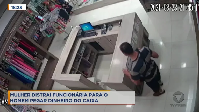 Casal cara de pau! Enquanto a mulher distrai funcionária, o homem mete a mão no caixa