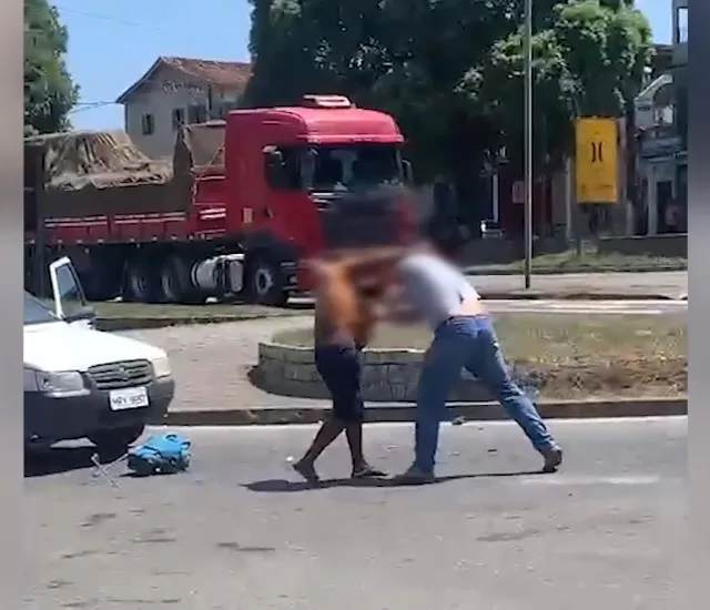 VÍDEO | Servidor da Prefeitura de Fundão se envolve em briga com ambulante