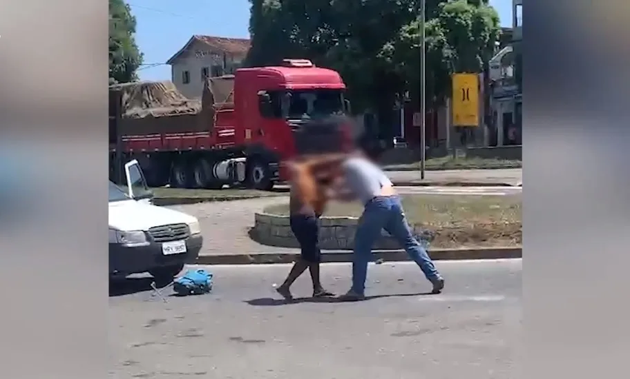 VÍDEO | Servidor da Prefeitura de Fundão se envolve em briga com ambulante