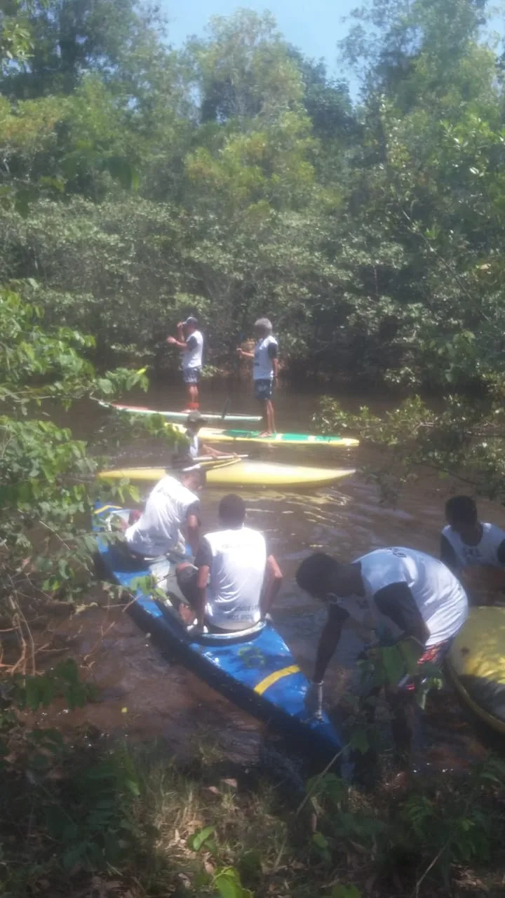 Voluntários retiram mais de meia tonelada de lixo do Rio Una em Guarapari