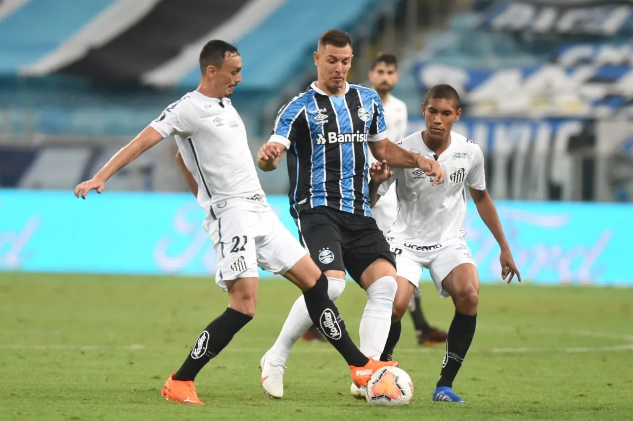 Grêmio marca aos 56 do 2º tempo e evita derrota para o Santos na Libertadores