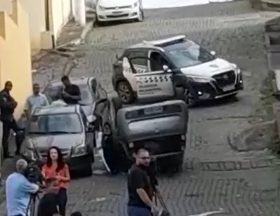 Carro capota enquanto motorista subia ladeira em Vila Velha