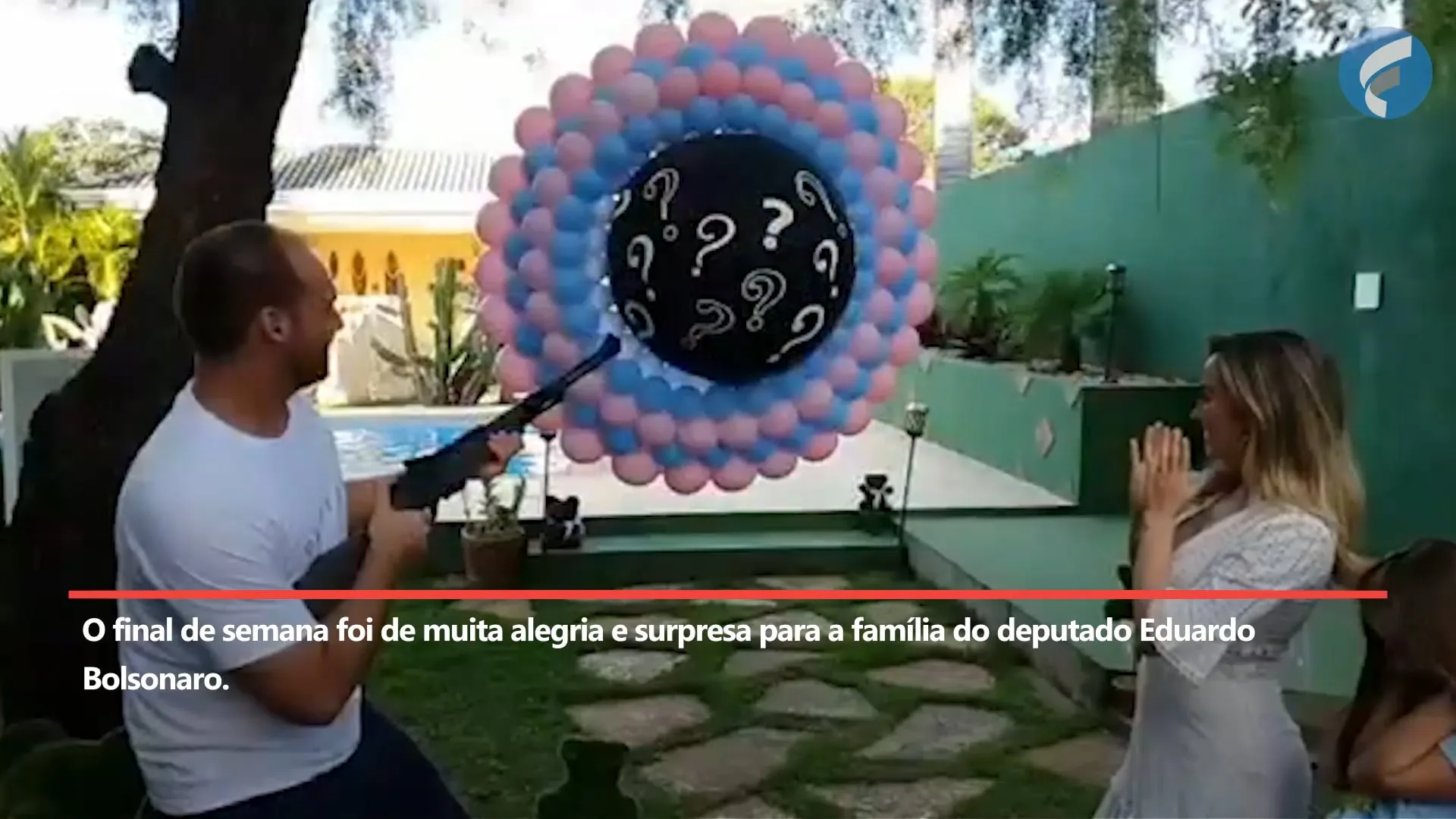 VÍDEO | Em chá revelação, Eduardo Bolsonaro descobre sexo do bebê atirando com arma em balão