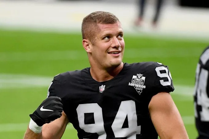 Carl Nassib se torna o primeiro jogador a se declarar homossexual na NFL