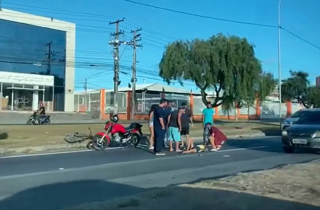 VÍDEO | Ciclista fica ferido após acidente na BR-101, na Serra