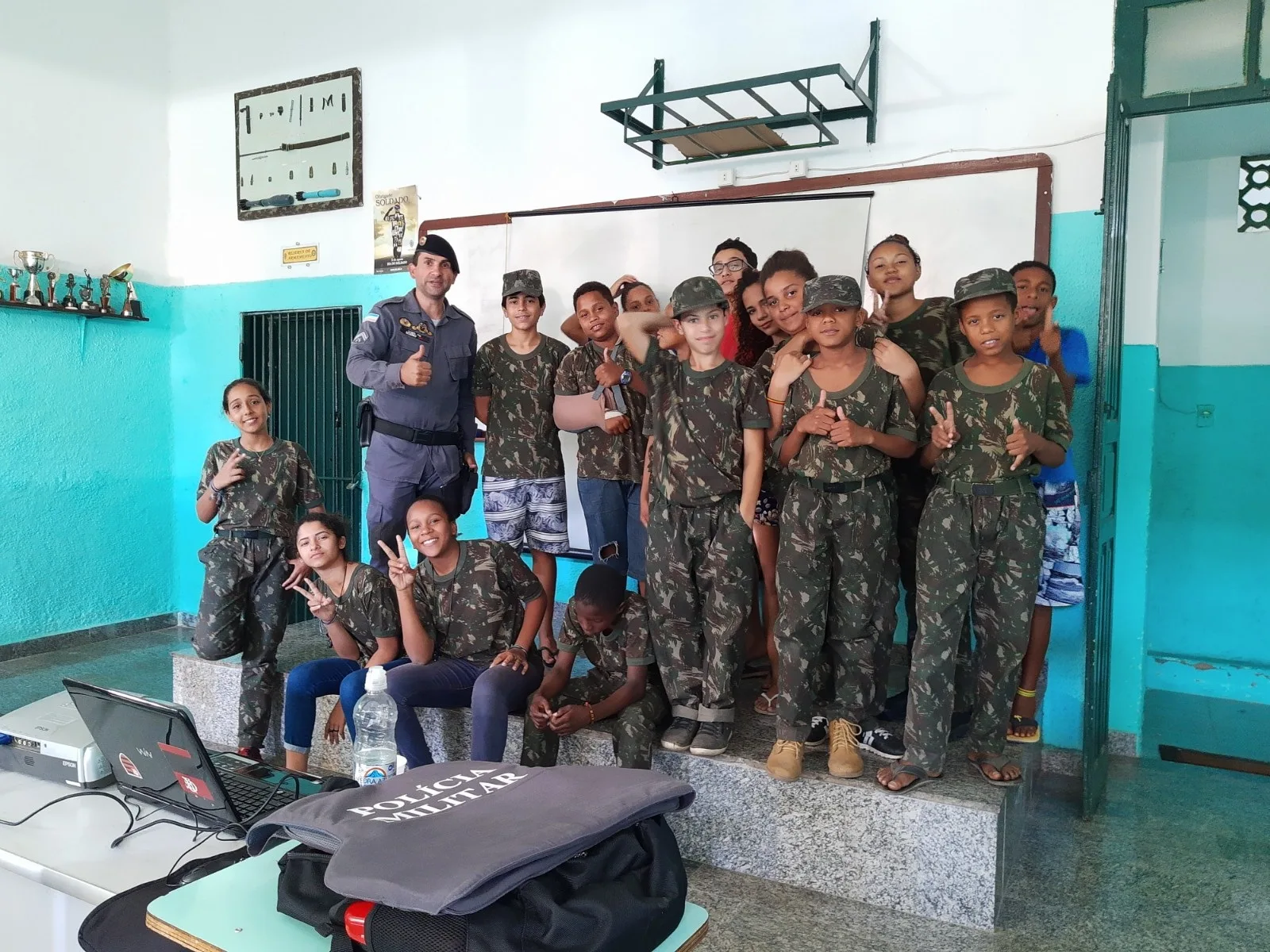 PM debate com adolescentes do Projeto Lapidar as consequências penais e uso de drogas