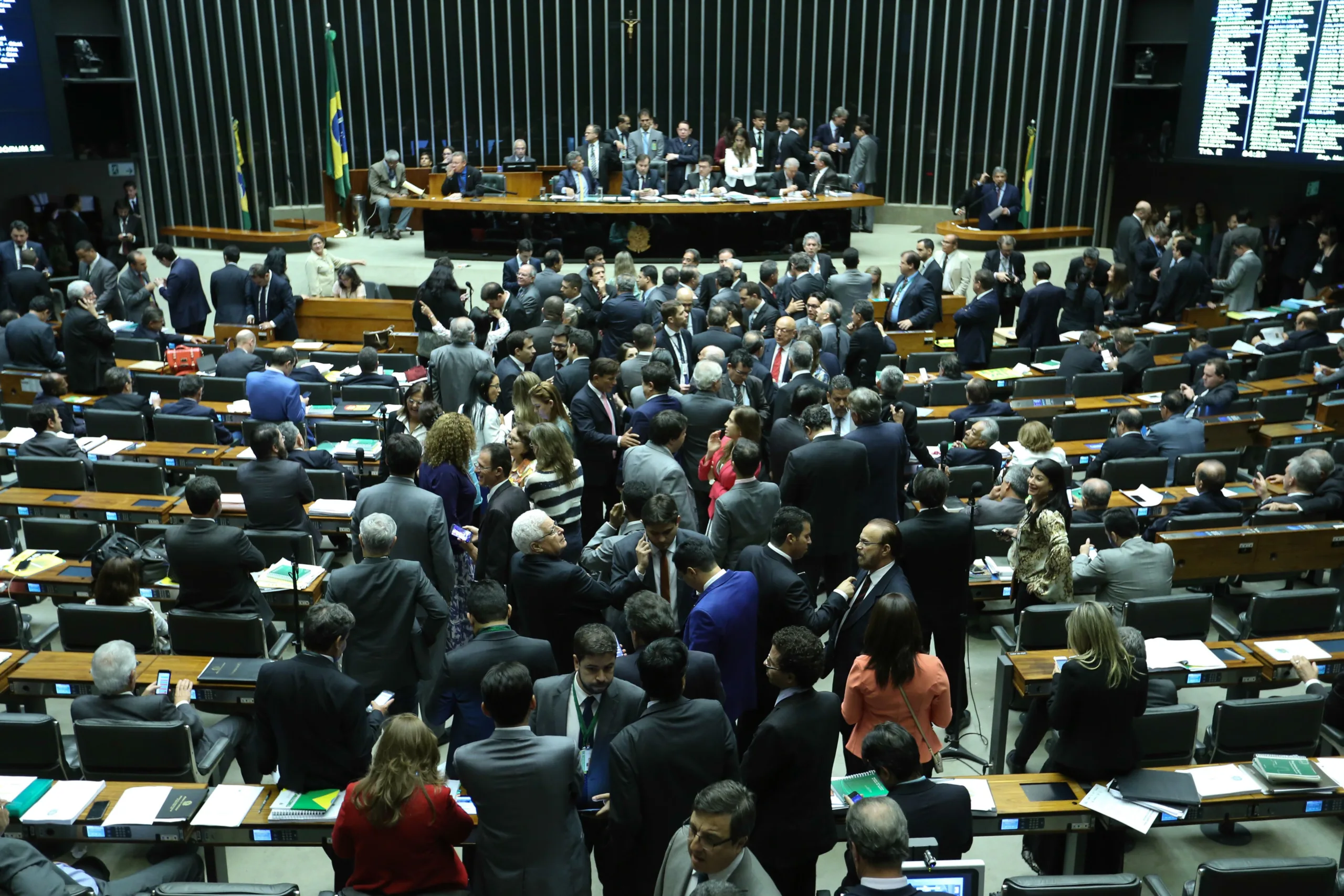 Brasília – Sessão da Câmara dos Deputados para votação da Proposta de Emenda à Constituição (PEC) 241 de 2016 que estabelece um teto para os gastos públicos por até 20 anos (Fabio Rodrigues Pozzebom/Agência Brasil)