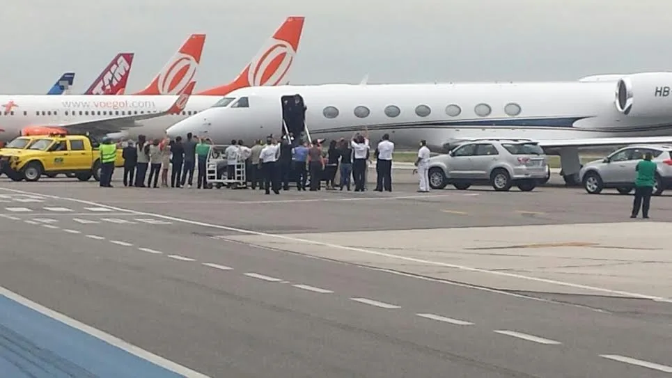 Paul McCartney chega ao Estado e causa correria entre os fãs no aeroporto de Vitória