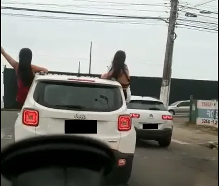 VÍDEO | Jovens dançam sentadas em janela de carro em Vila Velha