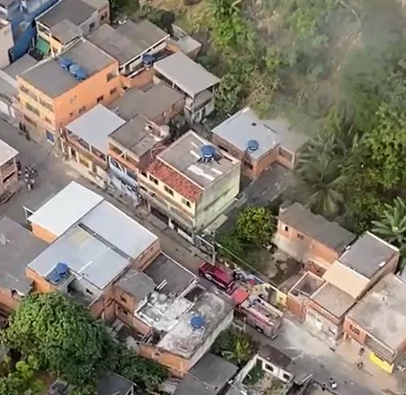 Casa é incendiada em bairro de Vitória após tiroteio e lançamento de bomba caseira